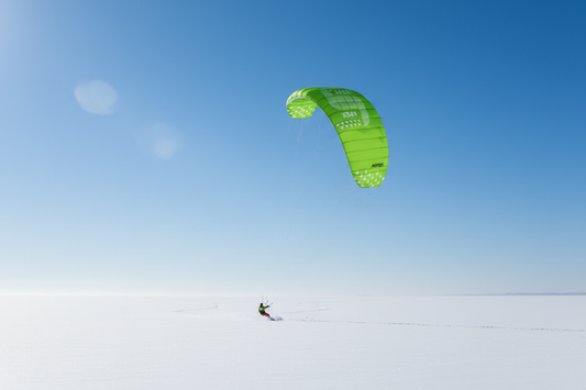 HQ4 Apex Foilkite på snødekte vidder - 45 grader